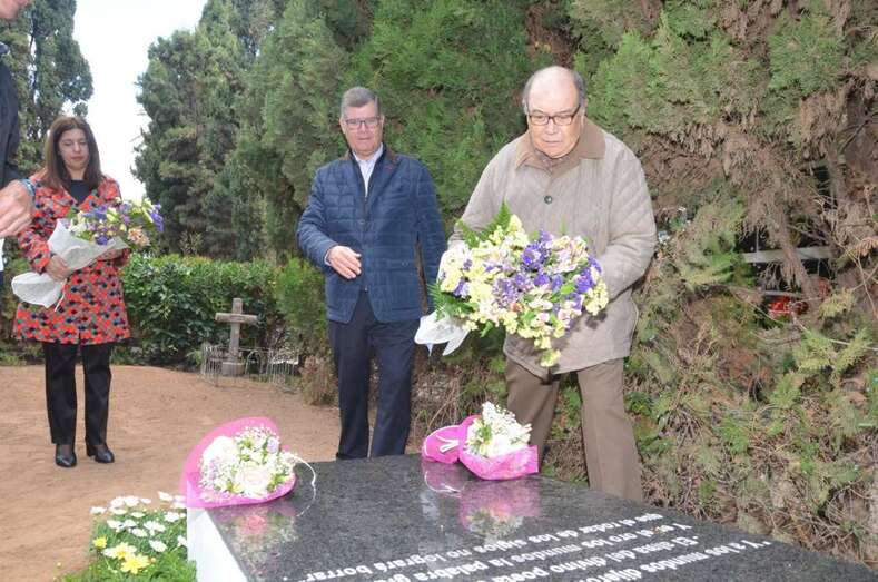 Ofrenda floral en la lápida de la tumba de Montiano Placeres, este mediodía (Foto Francisco Javier Santana)